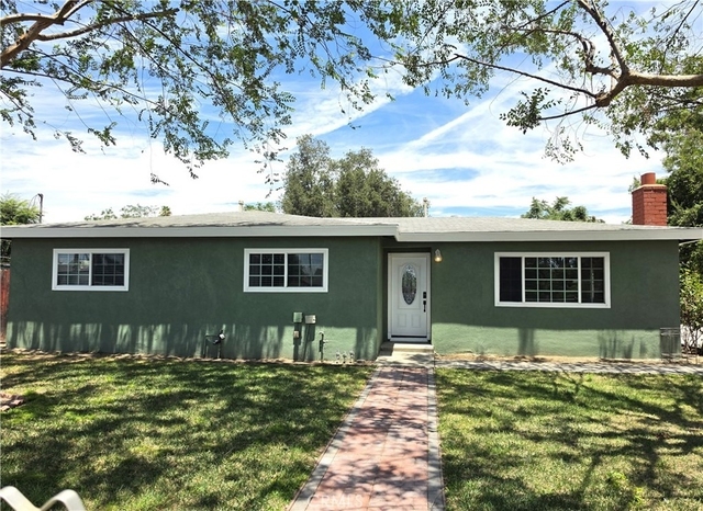 221 E Maple Street - Photo 1