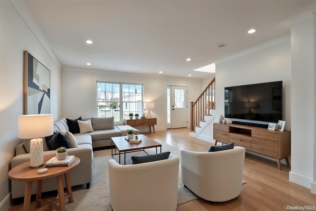 1 Manhasset Avenue - Photo 1