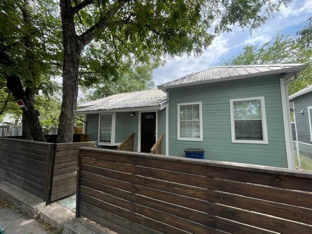 907 E 3rd St - Photo 1
