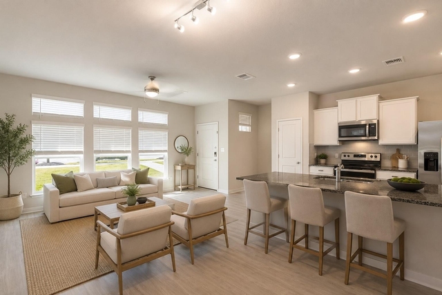 605 W South St - Photo 1
