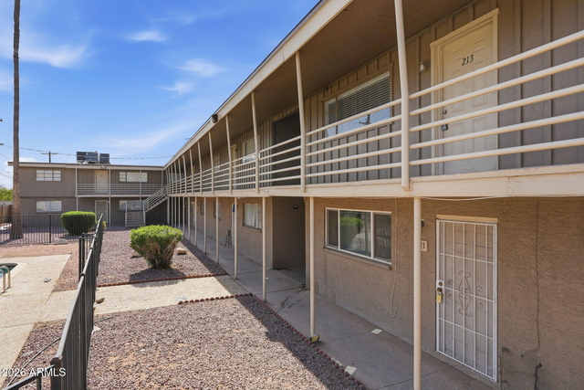 2150 W Missouri Avenue - Photo 1