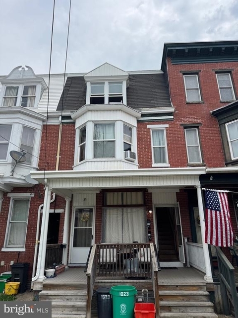 1023 S Queen Street - Photo 1