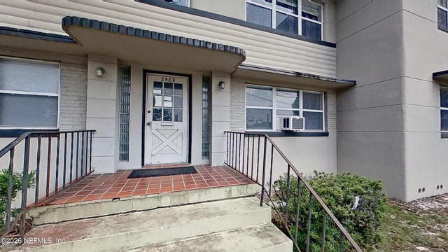 1464 Holmesdale Road - Photo 1