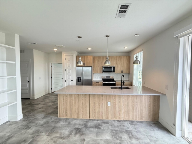 2520 Washington Ave - Photo 1