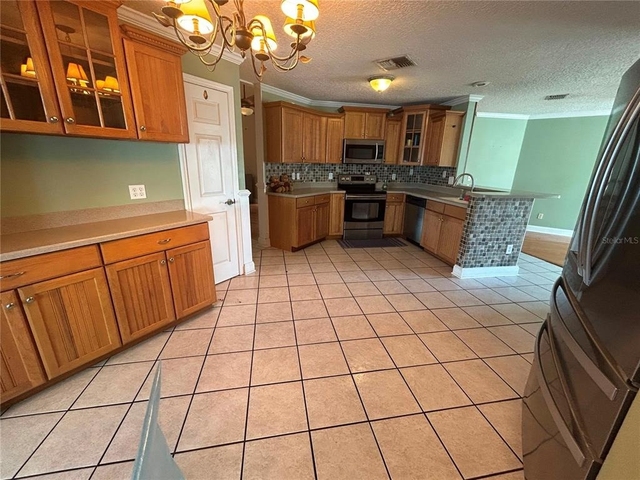 206 Hollywood Court N - Photo 1