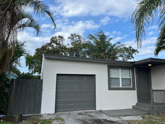 511 W Palm Street - Photo 1