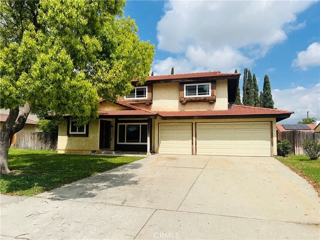 744 W Montrose Street - Photo 1