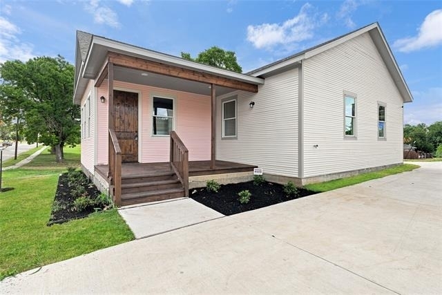 1022 E 9th Street - Photo 1