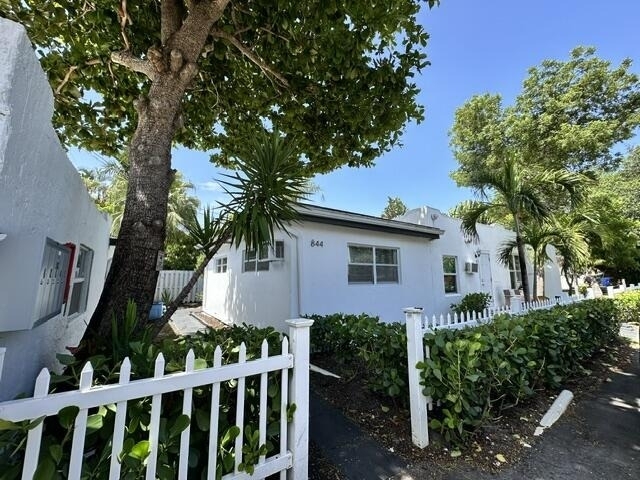 844 Ne 17th Way - Photo 1