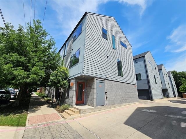 427 W 10th Street - Photo 1