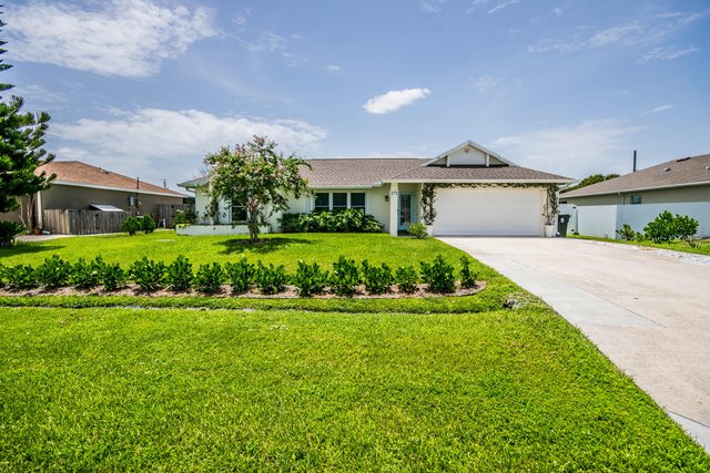 272 Sw Fairchild Avenue - Photo 1