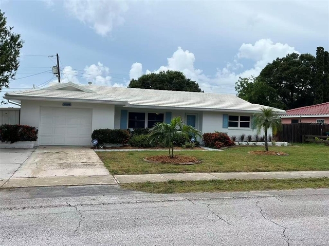 11093 54th Avenue N - Photo 1