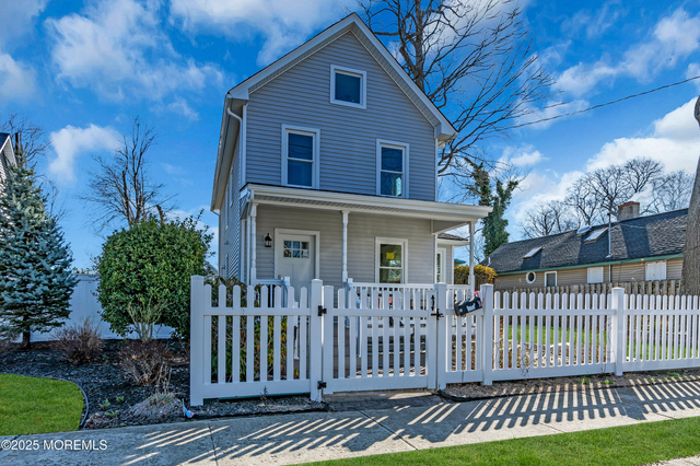 814 Dunlewy Street - Photo 1