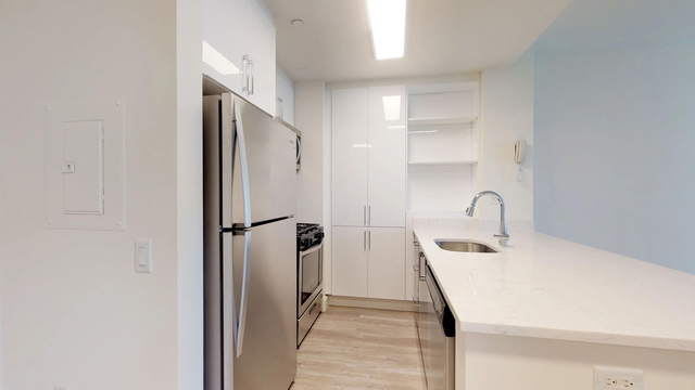 10 Hanover Square - Photo 1