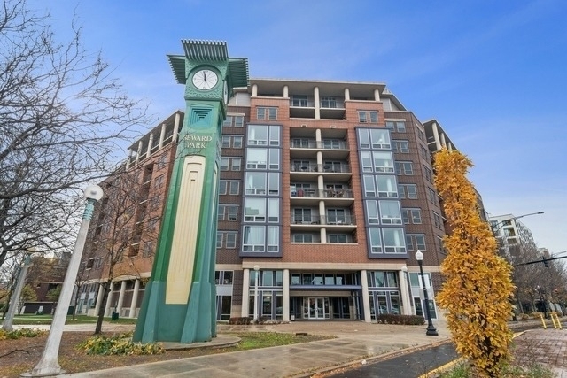 437 W Division Street - Photo 1