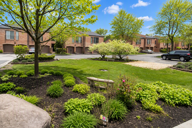 2s727 Williamsburg Court - Photo 1