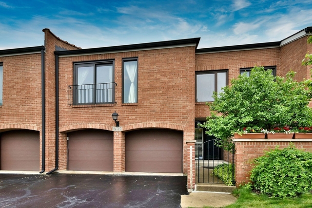 2s727 Williamsburg Court - Photo 1