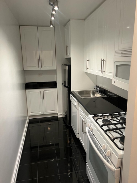 8th Avenue / W 52 Street - Photo 1