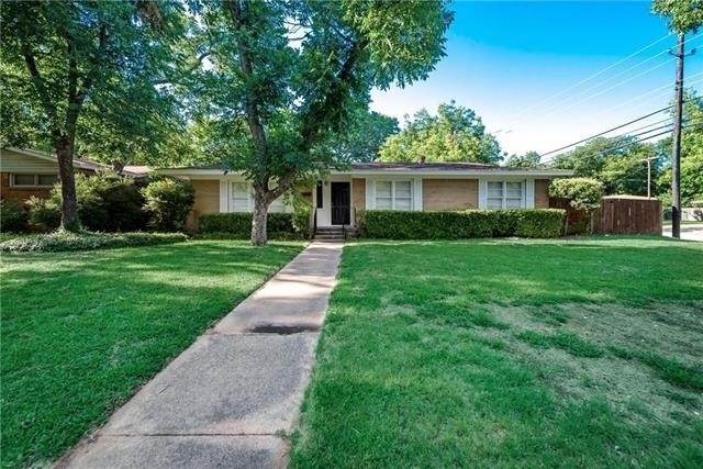 1601 Larkspur Drive - Photo 1