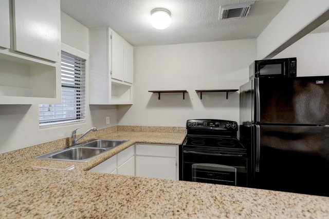 405 Hawthorne Street - Photo 1