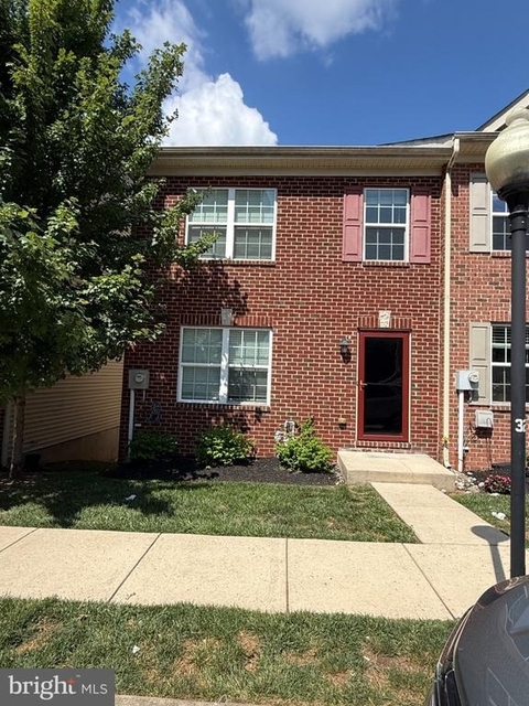 135 S Charlotte Street - Photo 1