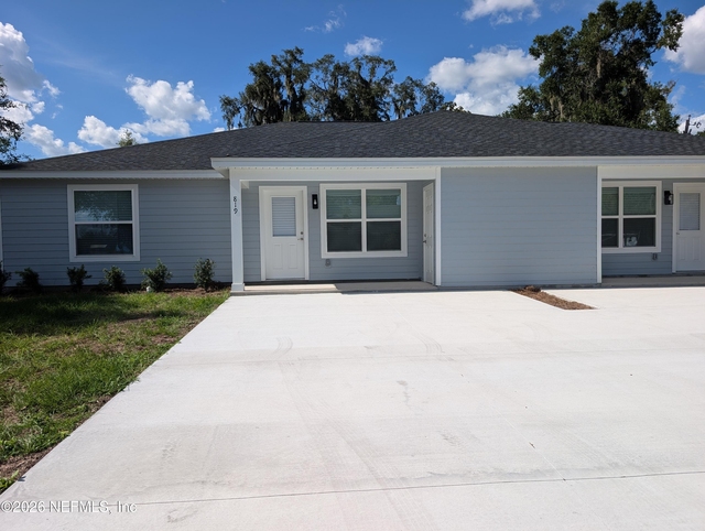 819 Ne 10th Street - Photo 1
