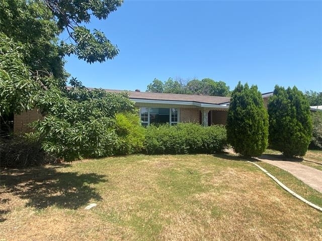 2467 Garfield Avenue - Photo 1