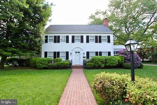 104 Bayard Avenue - Photo 1