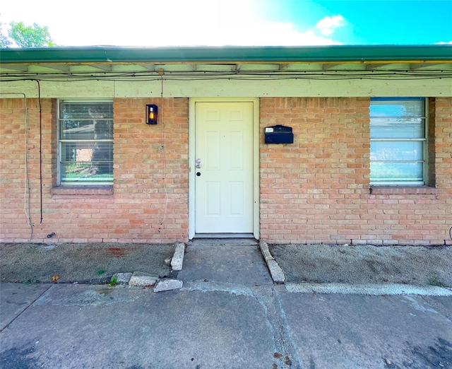 902 N Meadows Dr - Photo 1