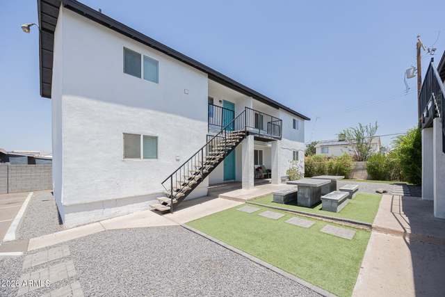 715 N 12th Avenue - Photo 1