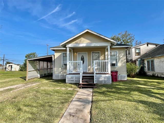 1014 W 4th Street - Photo 1