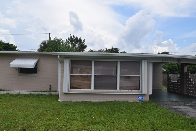 1622 Ne Maureen Court - Photo 1