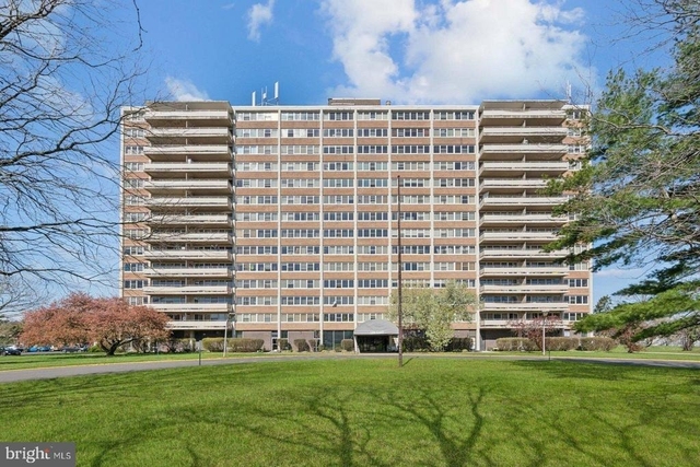 1102 Barclay Towers - Photo 1