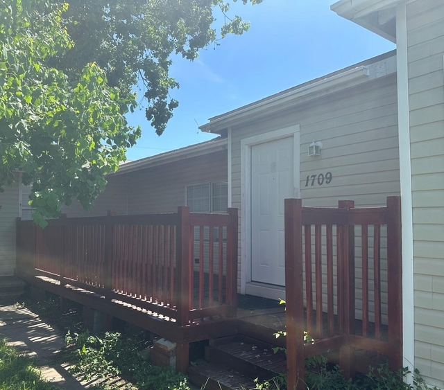 1709 W 4th Street - Photo 1