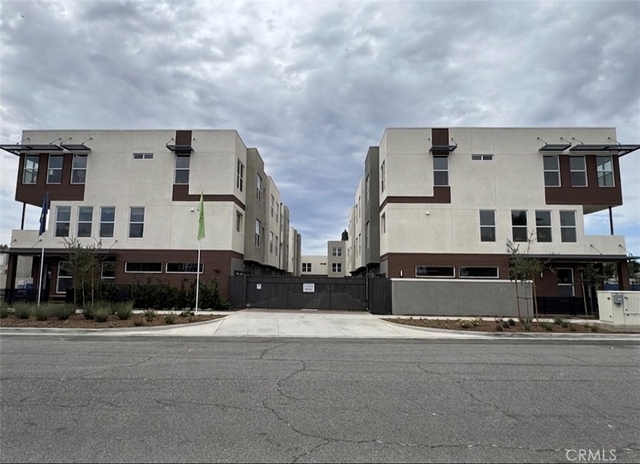 652 E Fourth Street - Photo 1