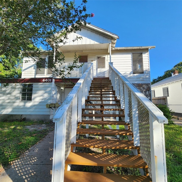 4401 Avenue Q 1/2 - Photo 1