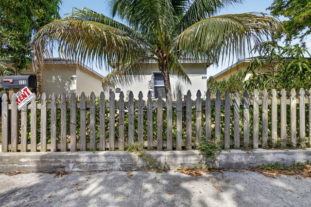 609 N F Street N - Photo 1