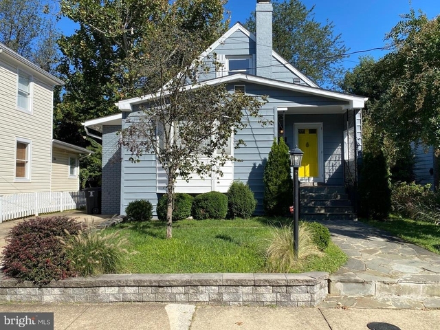 323 S Adams Street - Photo 1