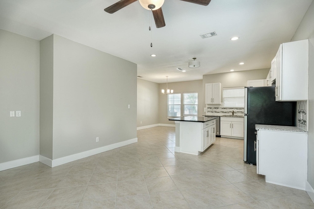 615 Spring St - Photo 1