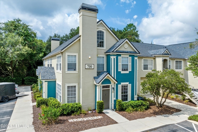 13700 Richmond Park Drive N - Photo 1