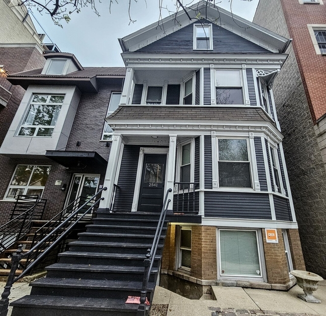 2541 N Southport Avenue - Photo 1