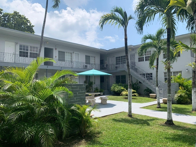 555 Sw 16th Avenue - Photo 1
