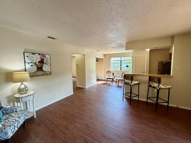 402 Hedgewood Dr - Photo 1