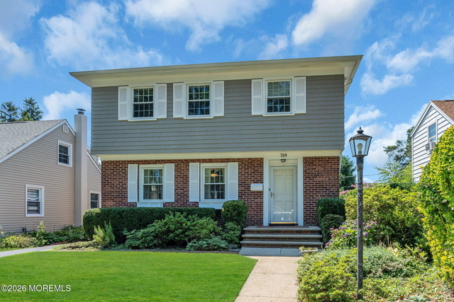 720 Crescent Place - Photo 1