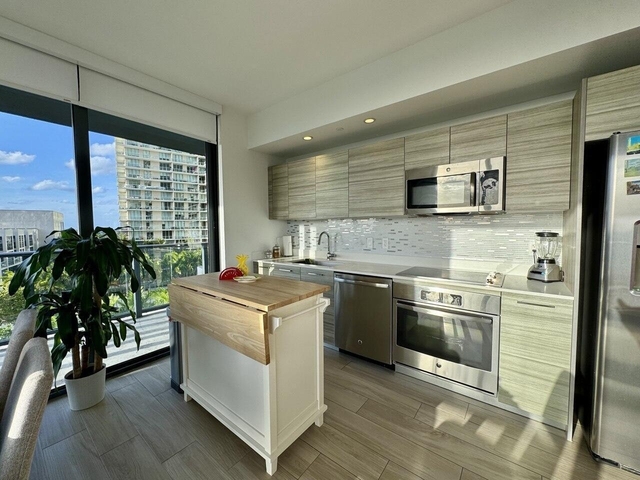 121 Ne 34th Street - Photo 1
