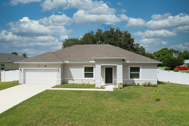 592 Sw Dauphin Avenue - Photo 1