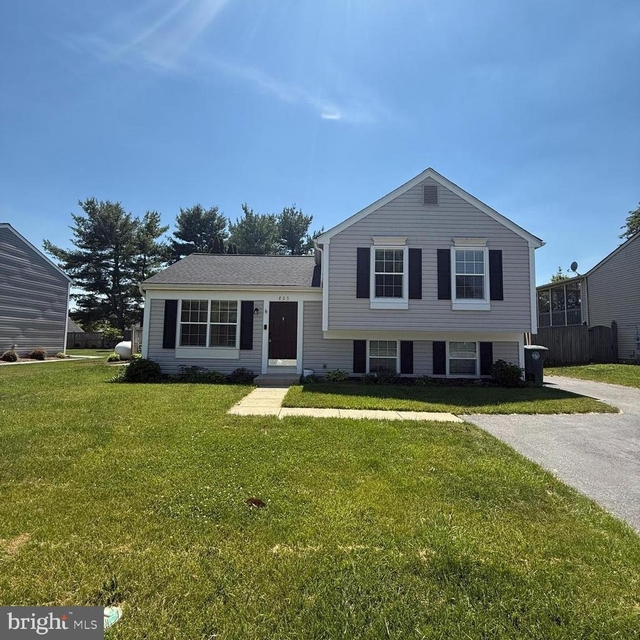 805 London Court - Photo 1