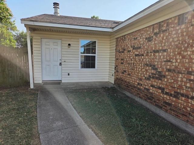 7326 Ne Loop 820 - Photo 1