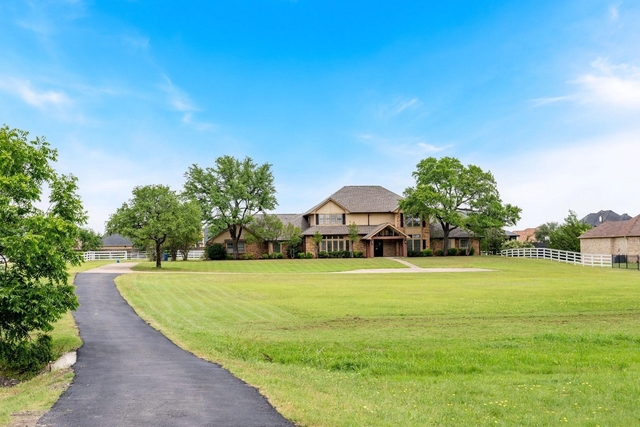 915 W Pleasant Run Road - Photo 1