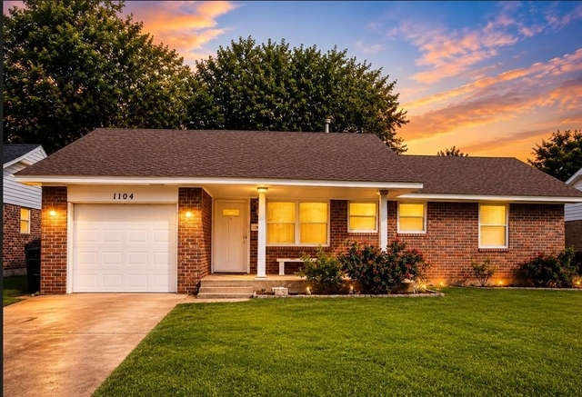 1104 N Gale Avenue - Photo 1